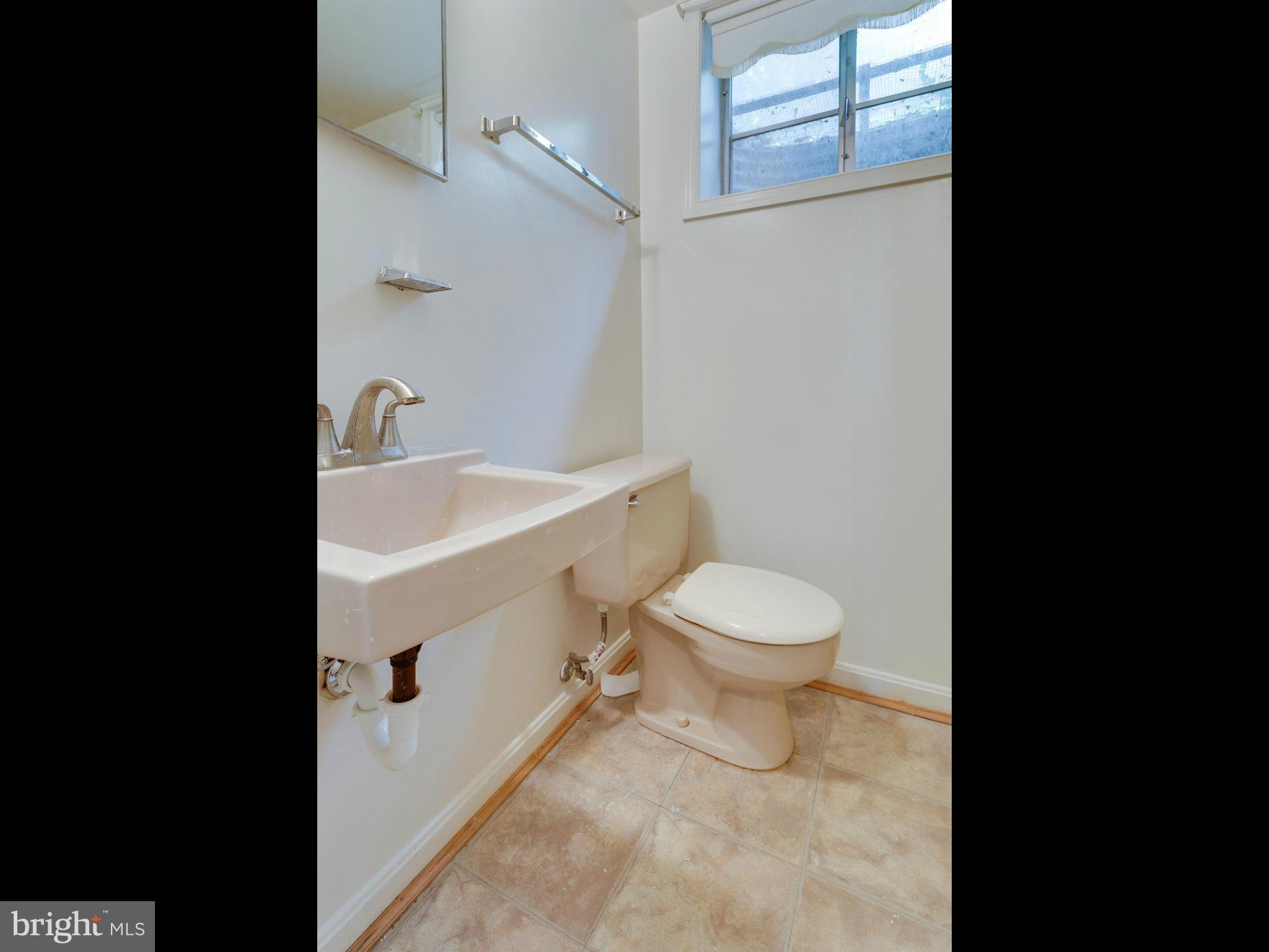 8810 Stark Road Annandale, VA 22003 - Photo 18 of 23 Bath