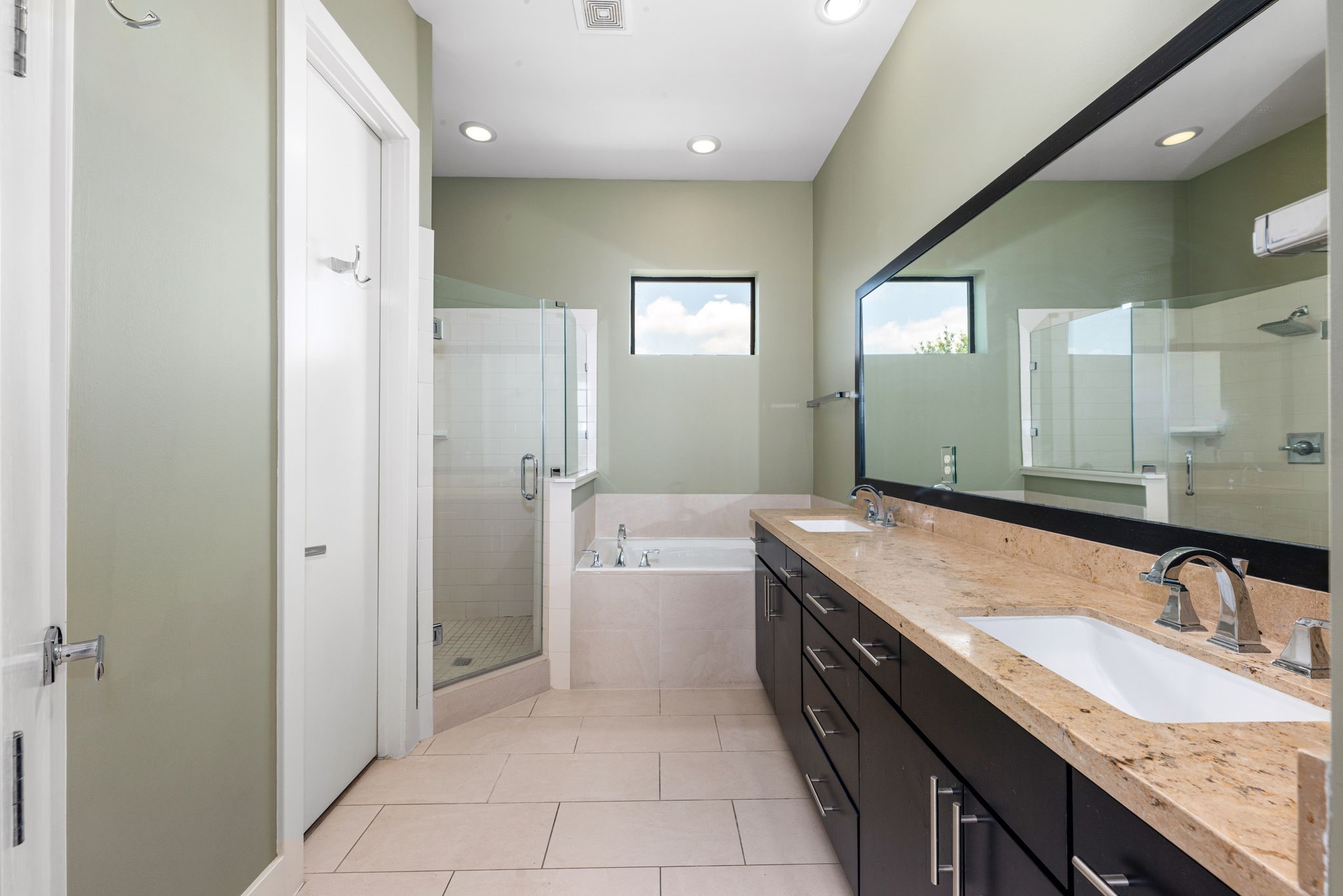 1705 Weber Street Houston, TX 77007 - Photo 12 of 25 Primary Bathroom W/2 walk-in closets