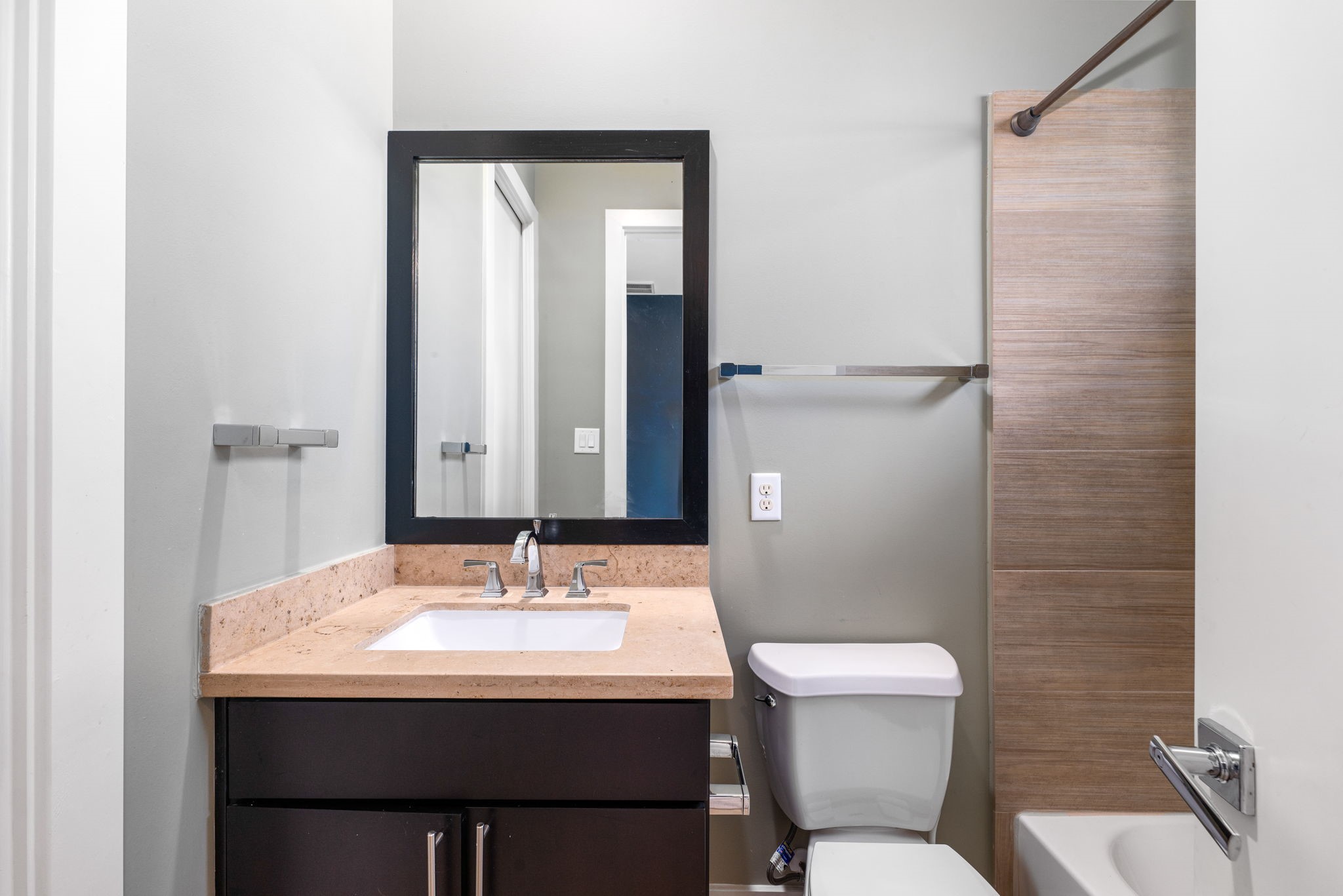 1705 Weber Street Houston, TX 77007 - Photo 15 of 25 3rd Floor bedroom en-suite Bathroom