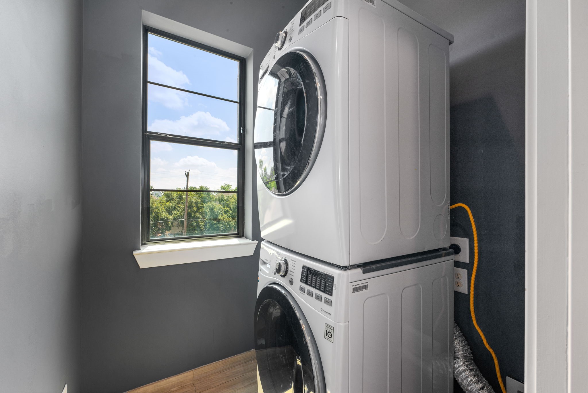 1705 Weber Street Houston, TX 77007 - Photo 16 of 25 Laundry Room - Appliances Incl.