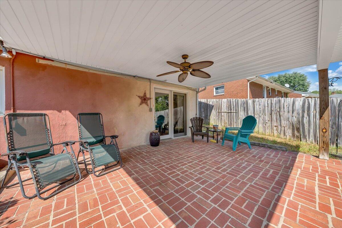 947 Estates Road Southeast Roanoke, VA 24014 - Photo 17 of 21 Brick Patio