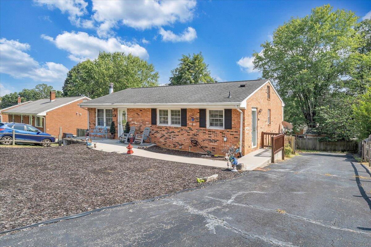 947 Estates Road Southeast Roanoke, VA 24014 - Photo 2 of 21 02-MIB08055