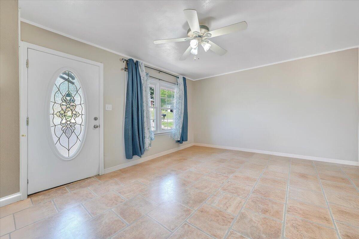 947 Estates Road Southeast Roanoke, VA 24014 - Photo 3 of 21 Virtually Cleared