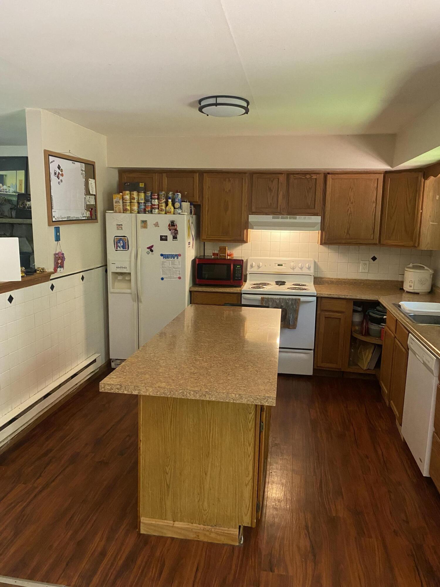 139 Davis Circle Bushkill, PA 18324 - Photo 16 of 23 kitchen