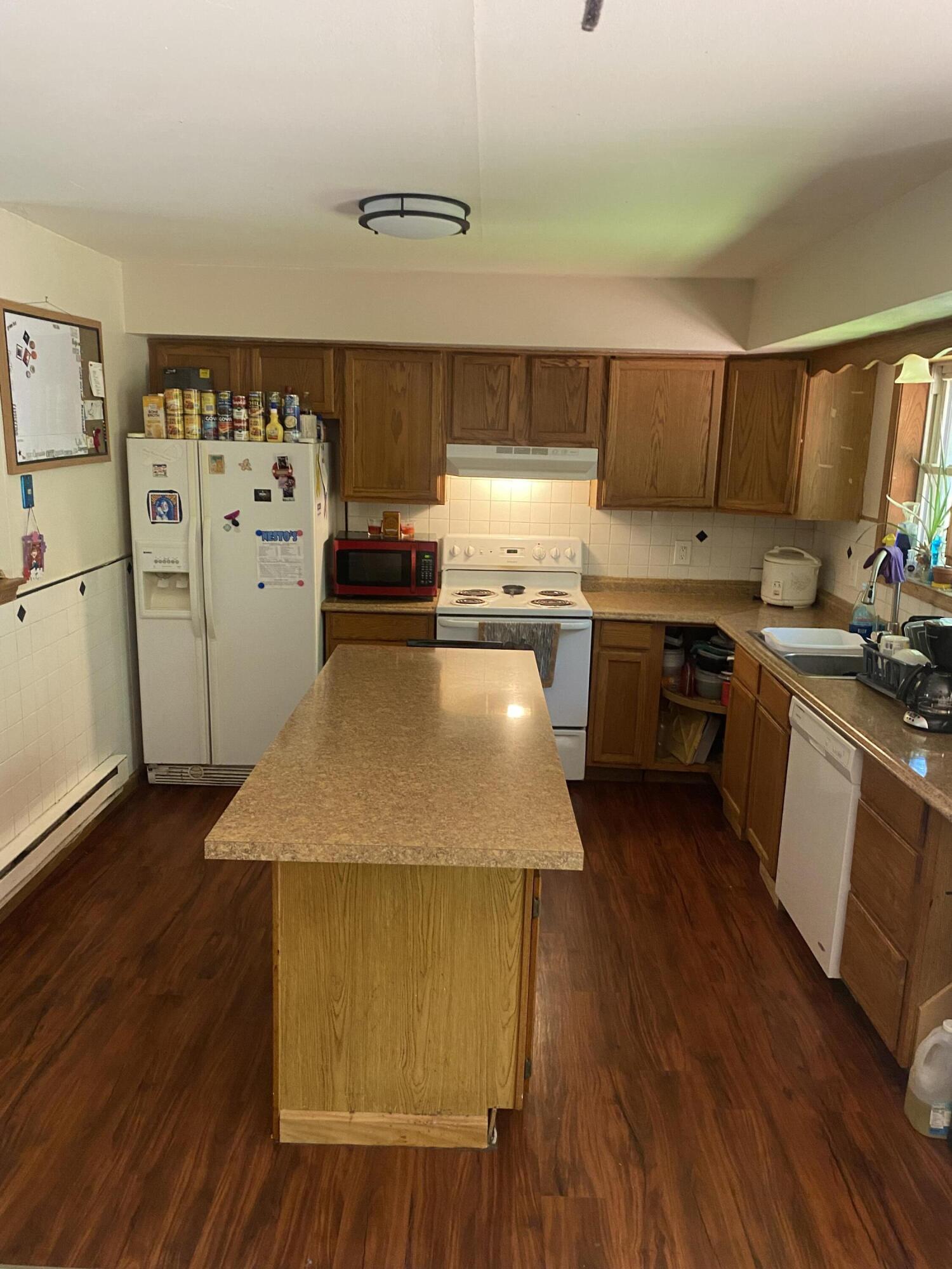 139 Davis Circle Bushkill, PA 18324 - Photo 17 of 23 kitchen