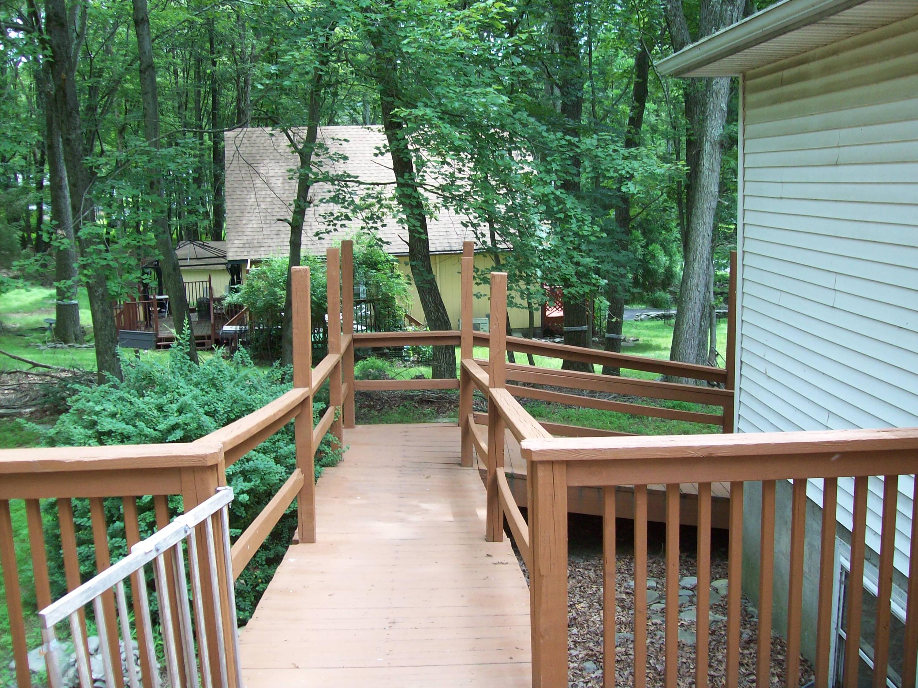 139 Davis Circle Bushkill, PA 18324 - Photo 4 of 23 ramp