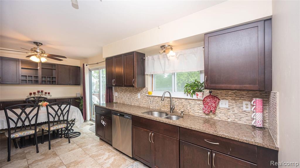 101 Dalton Drive Rochester Hills, MI 48307 - Photo 5 of 44