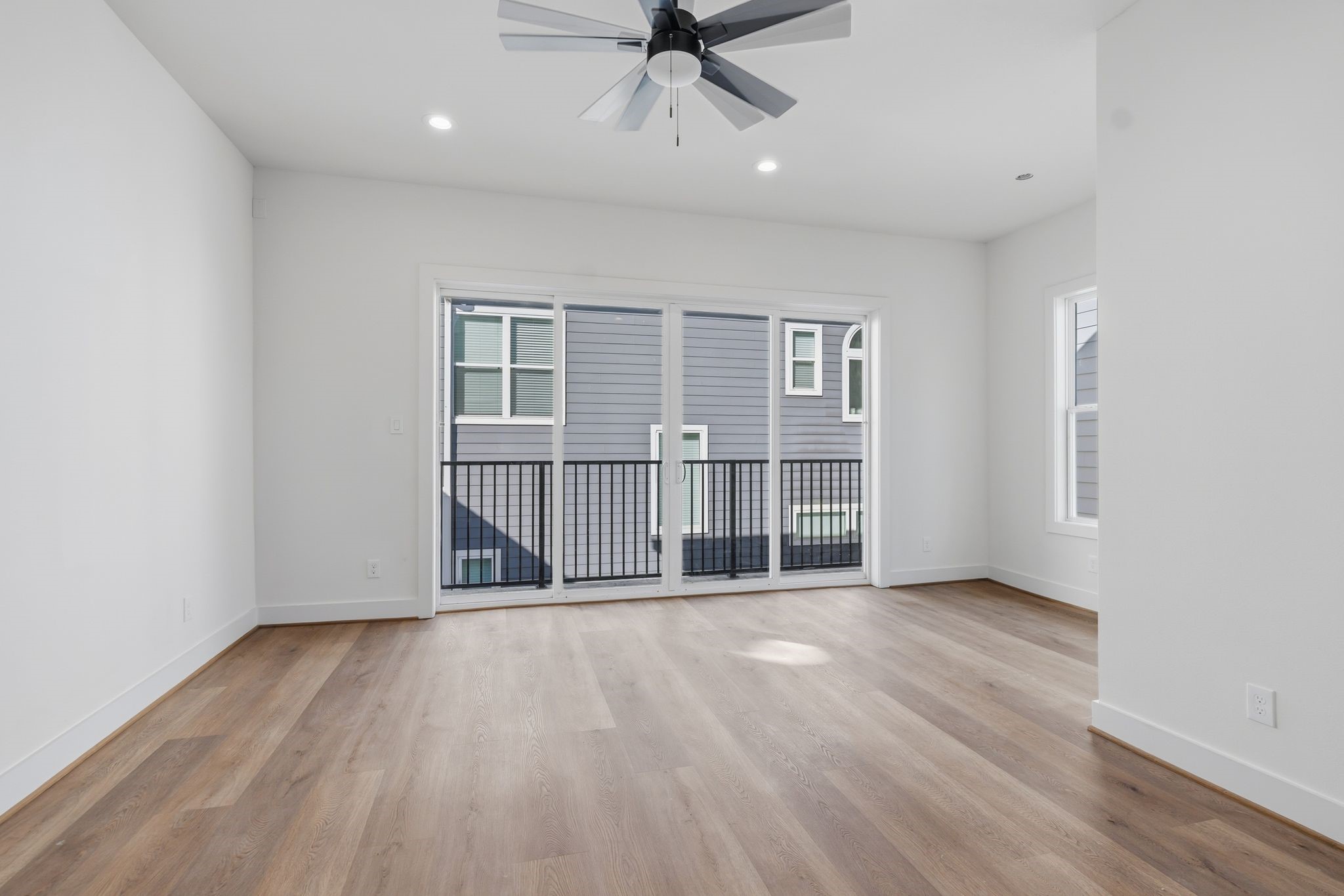 1140 West 16th Street Houston, TX 77008 - Photo 21 of 23 an empty room with wooden floor and windows