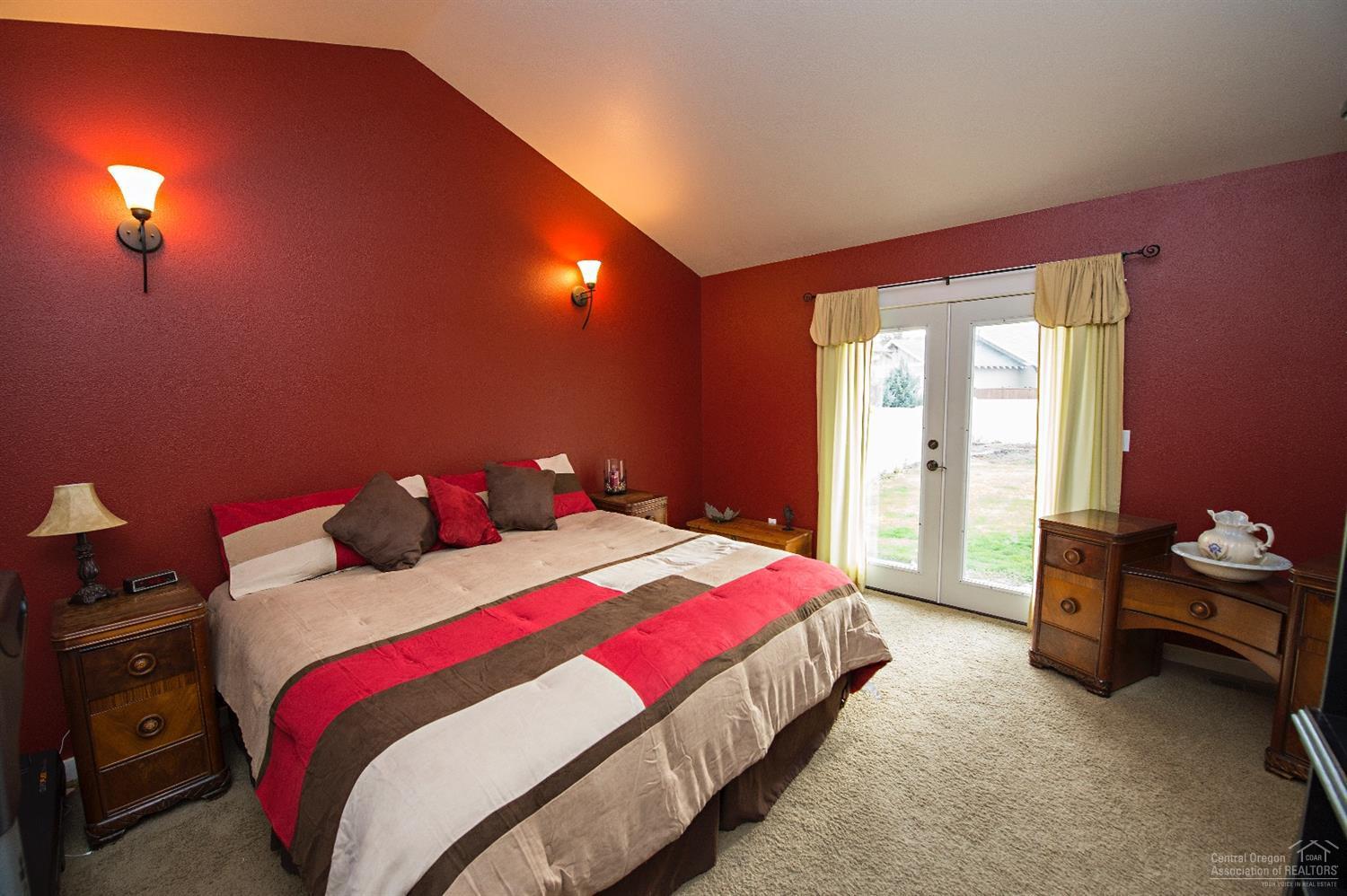 1065 Northwest Rimrock Drive Redmond, OR 97756 - Photo 14 of 23 Gallery Image 14