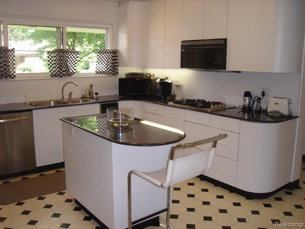 1060 Fairholme Road Grosse Pointe, MI 48236 - Photo 8 of 18 Fairholme 1060 011.jpg