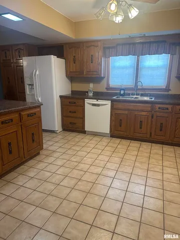 $157,500 | 728 East 4th Street, Flora, IL 62839