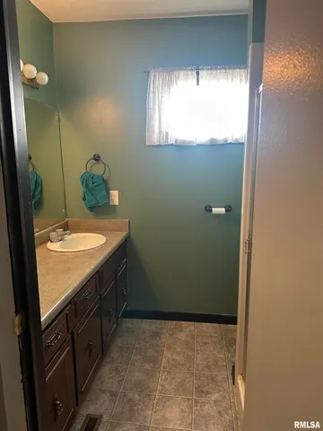 $157,500 | 728 East 4th Street, Flora, IL 62839