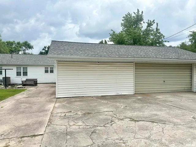 $157,500 | 728 East 4th Street, Flora, IL 62839