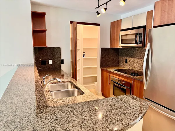 $4,200 | 300 South Biscayne Boulevard, Unit 2006, Miami, FL 33131