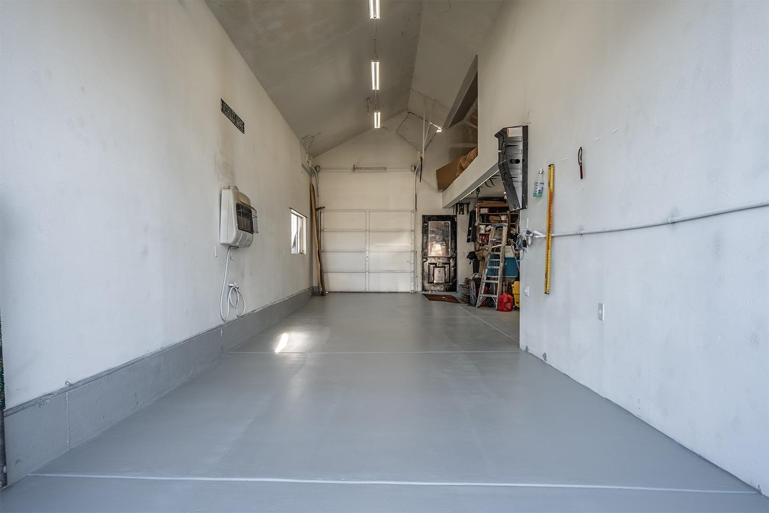 2520 Roberts Road Medford, OR 97504 - Photo 24 of 30 Shop space is 39ft deep, 11ft wide at fr