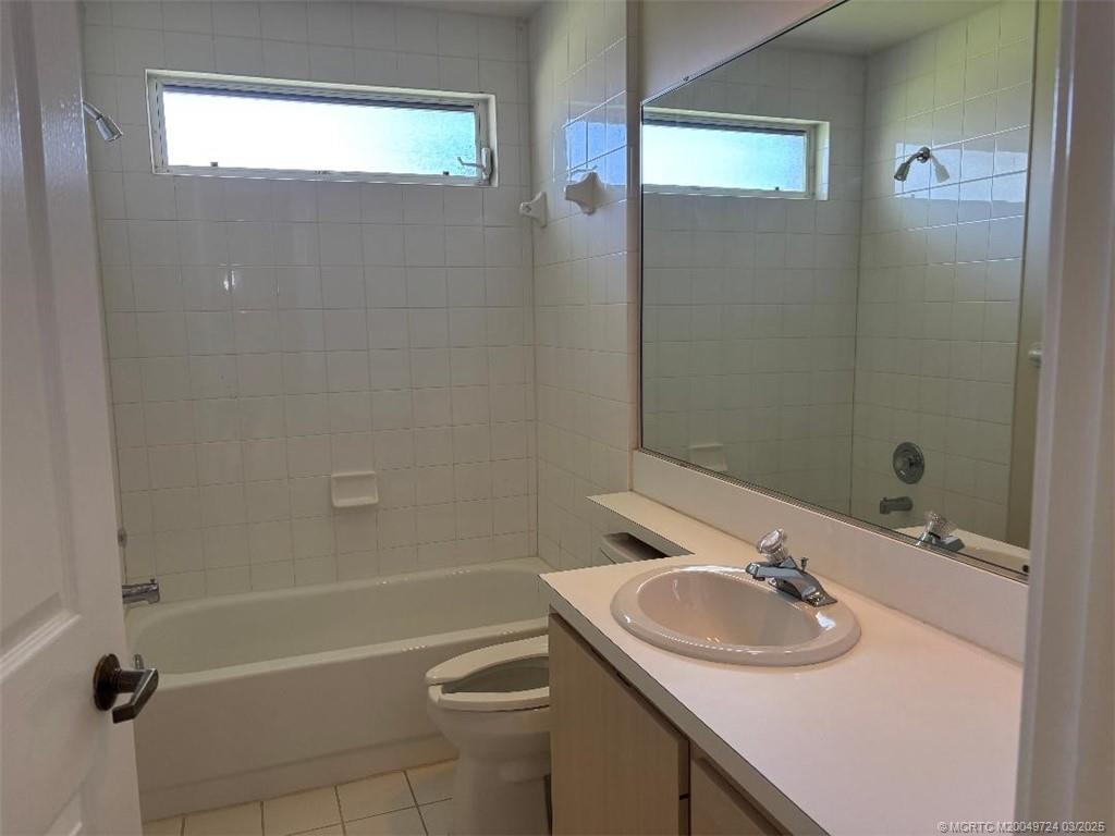 1559 Southwest Waterfall Boulevard Palm City, FL 34990 - Photo 14 of 19 Guest bath with shower/tub combo