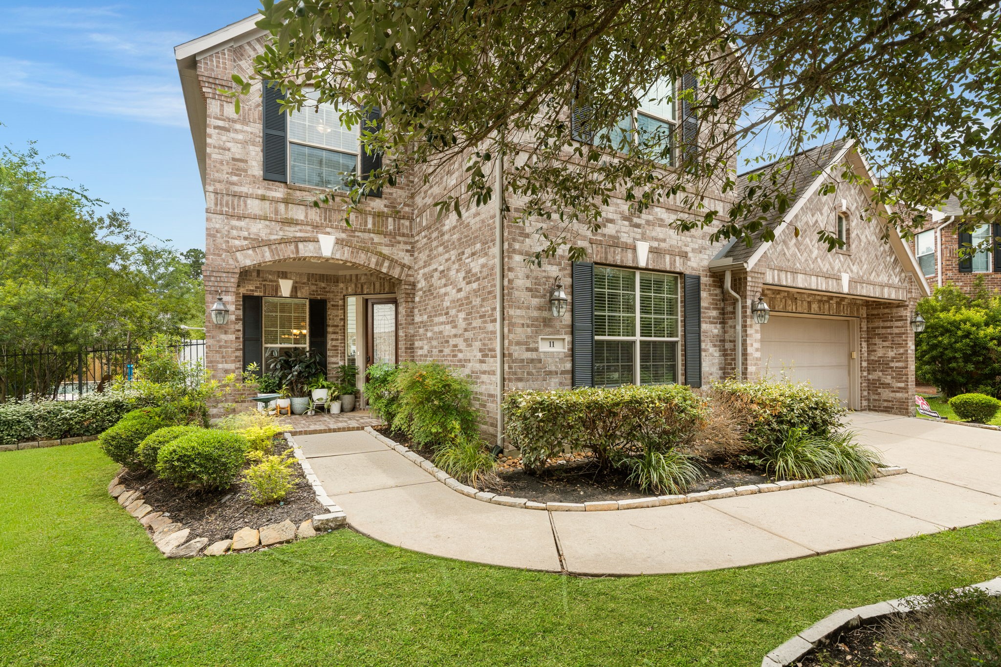 11 Pintuck Place Spring, TX 77389 - Photo 2 of 40 front view of a house with a yard
