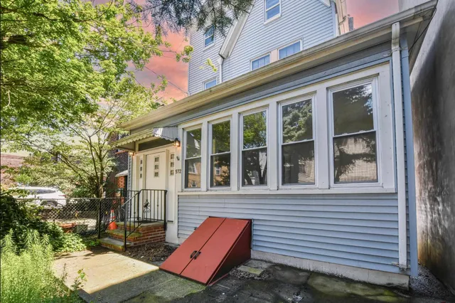 $3,200 | 572 Gregory Avenue, Unit 1, Weehawken, NJ 07086