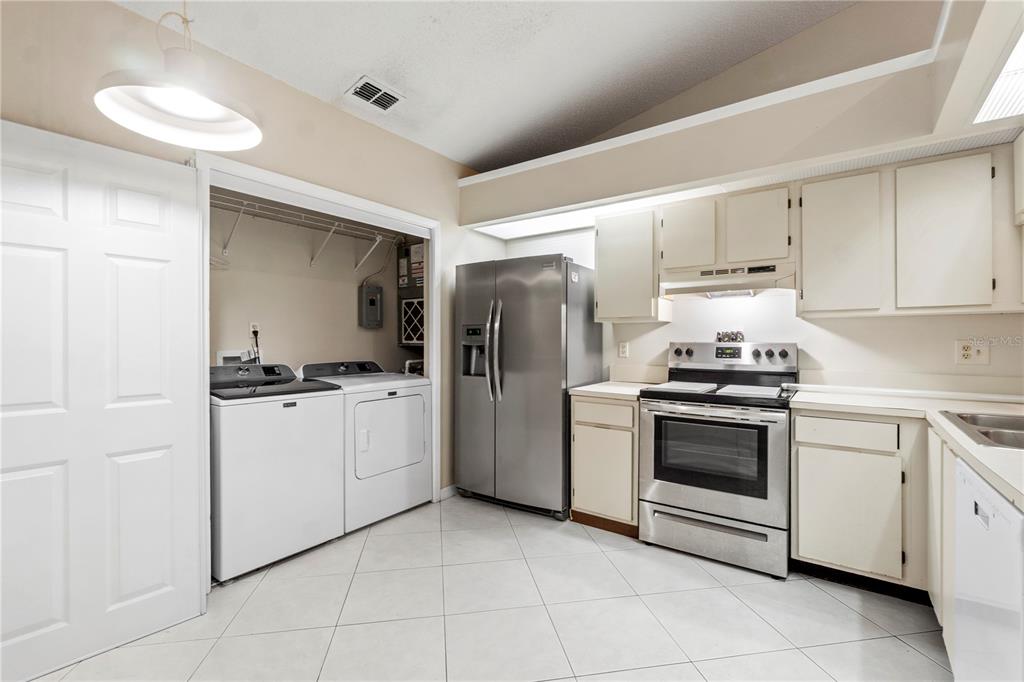623 Red Oak Circle, Unit 121 Altamonte Springs, FL 32701 - Photo 8 of 24 a kitchen with white cabinets and white appliances