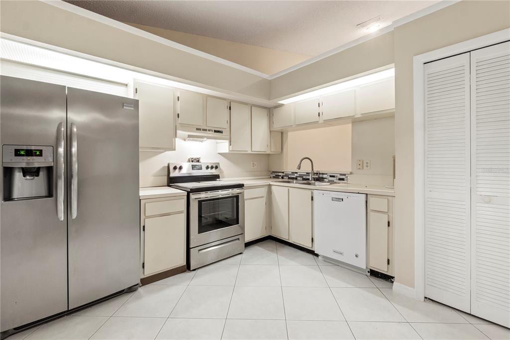 623 Red Oak Circle, Unit 121 Altamonte Springs, FL 32701 - Photo 10 of 24 a kitchen with white cabinets and white appliances