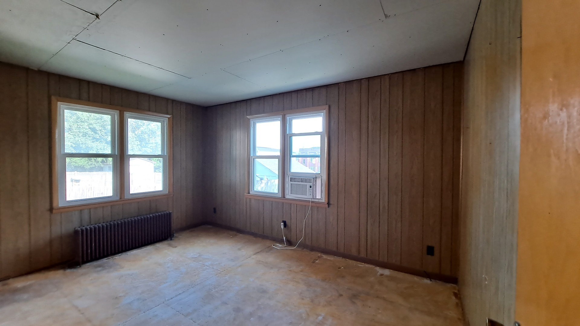 12 7th Street LaSalle, IL 61301 - Photo 7 of 16 an empty room with windows