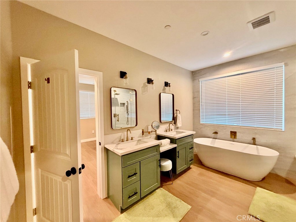 43290 Shasta Road Big Bear Lake, CA 92315 - Photo 29 of 36 a spacious bathroom with a double vanity sink mirror and bathtub