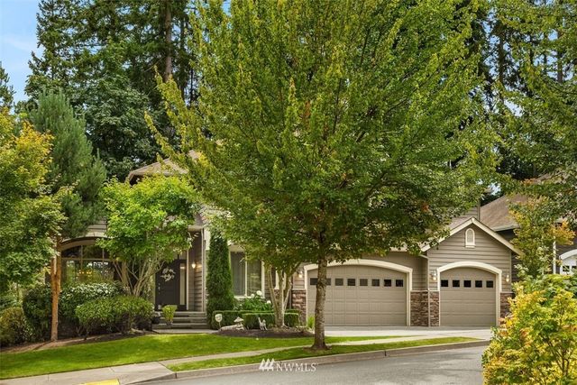 a view of residential houses with yard and entertaining space