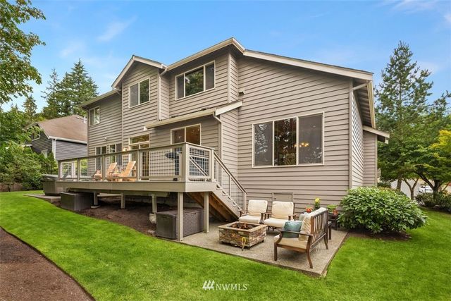 a view of a house with a backyard