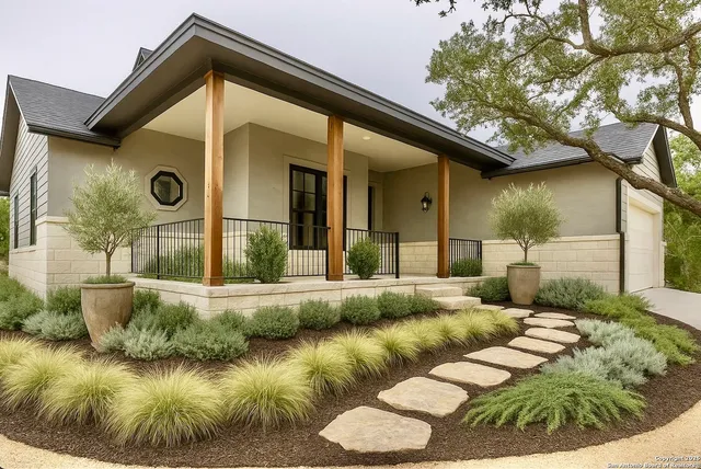 a view of an house with backyard