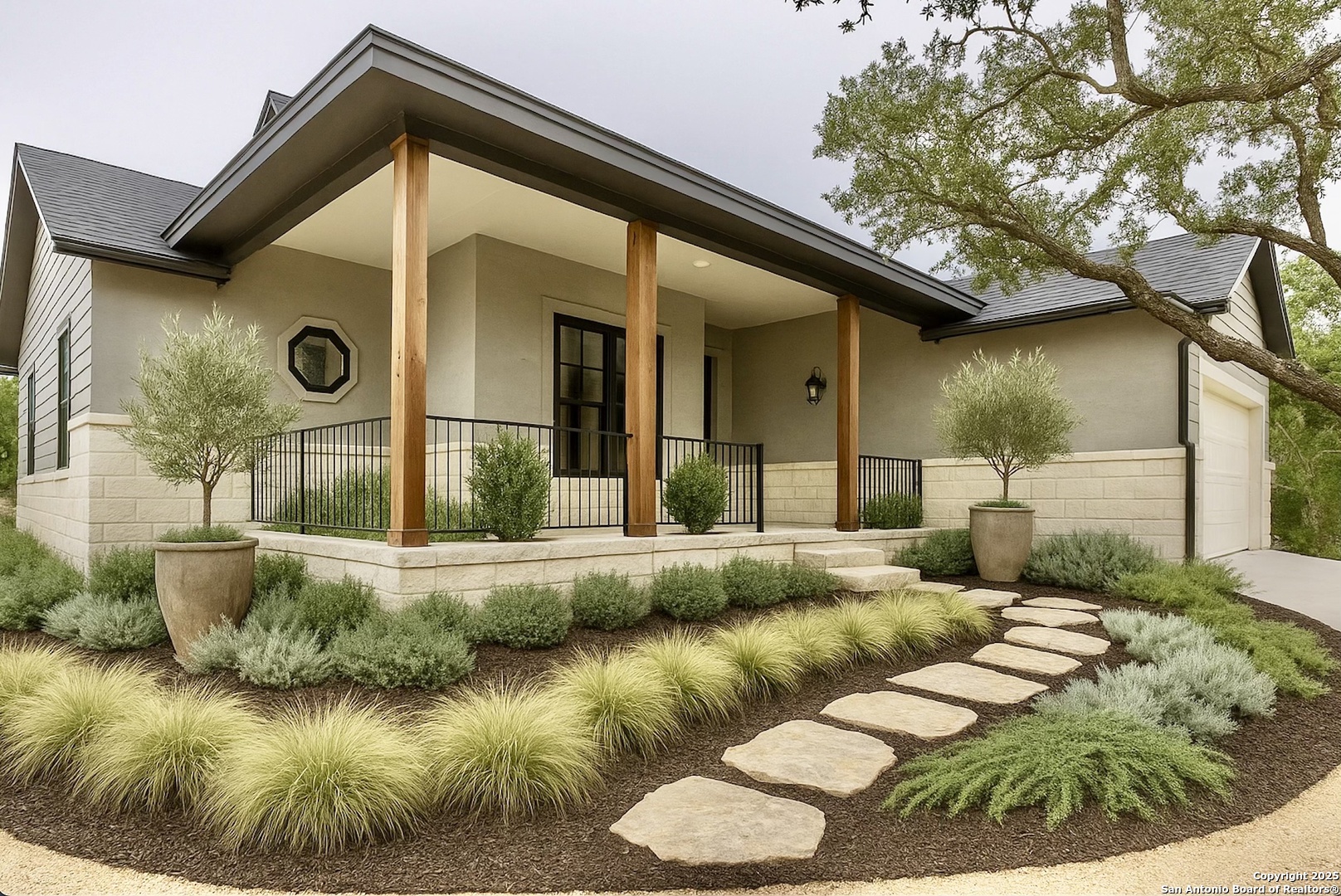a view of an house with backyard