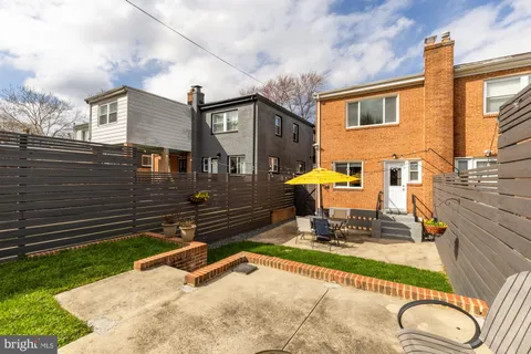 a bench is sitting in front of a house