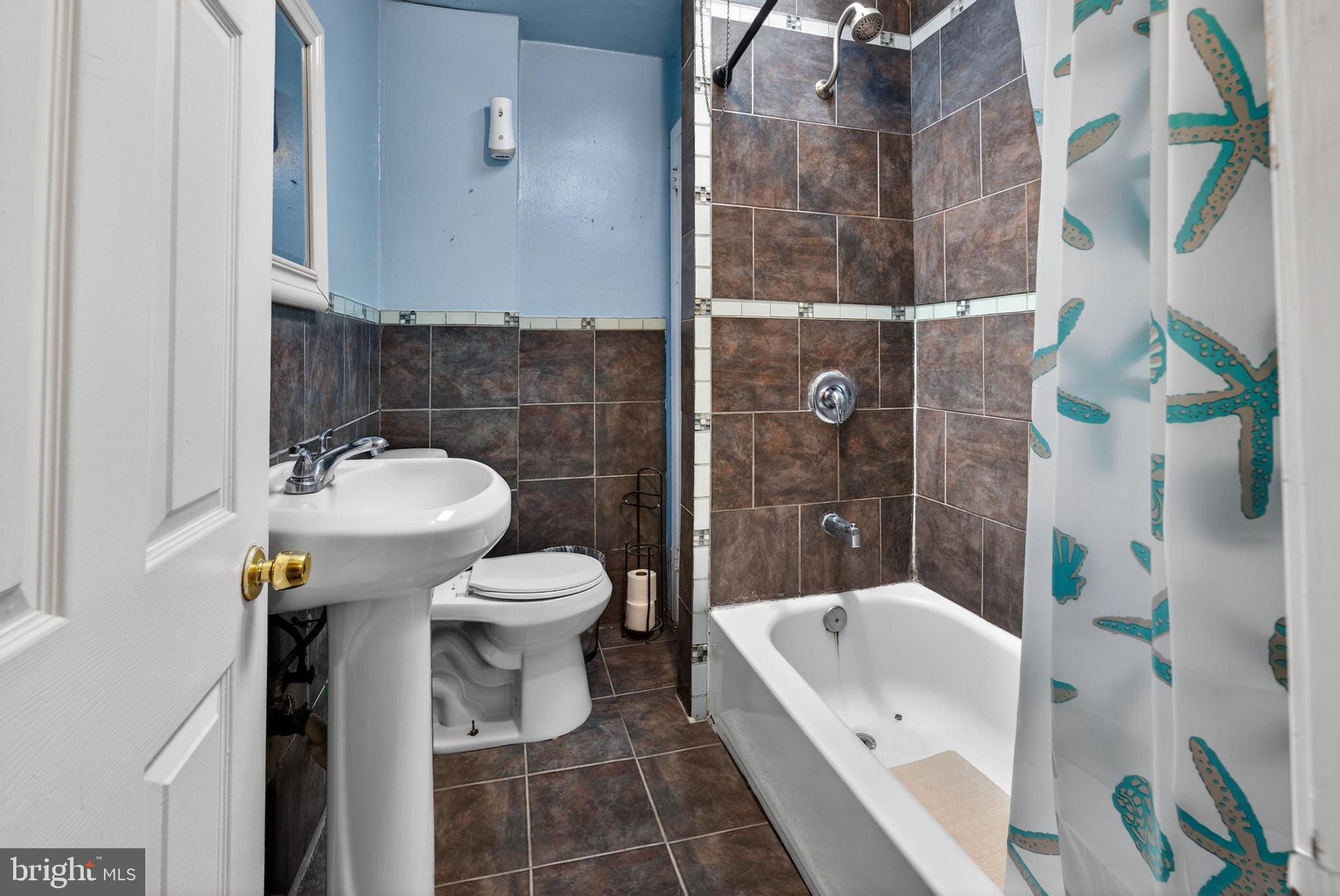 1330 South Merrimac Road Camden, NJ 08104 - Photo 10 of 17 a bathroom with a sink toilet and shower
