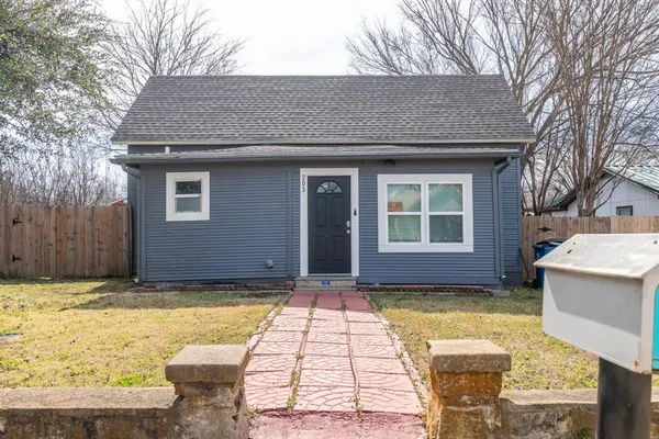 $1,900 | 203 West Purdom, Alvarado, TX 76009