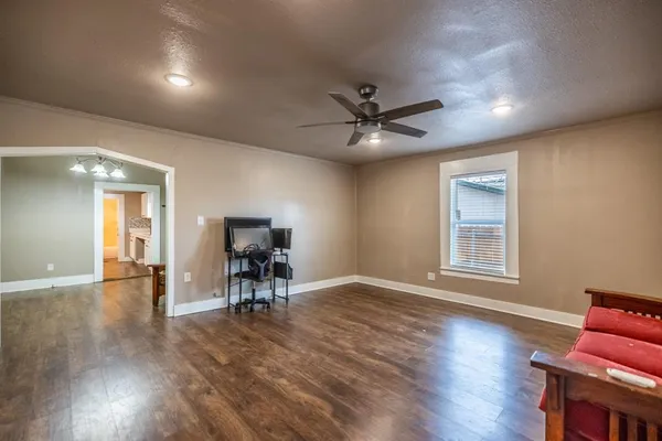 $1,900 | 203 West Purdom, Alvarado, TX 76009