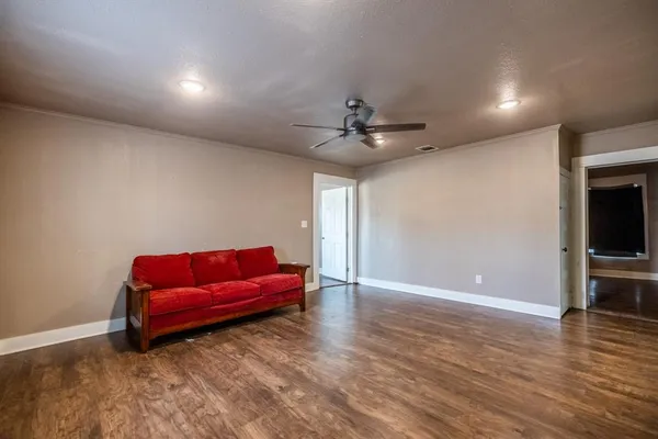 $1,900 | 203 West Purdom, Alvarado, TX 76009