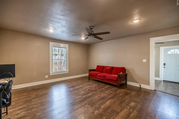 $1,900 | 203 West Purdom, Alvarado, TX 76009