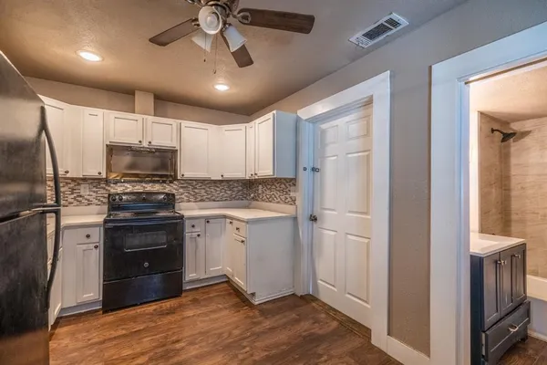 $1,900 | 203 West Purdom, Alvarado, TX 76009