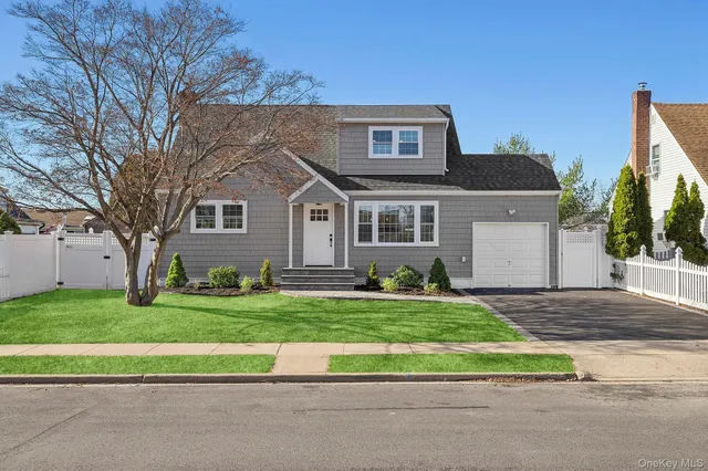 $819,000 | 36 Cinque Drive, Farmingdale, NY 11735