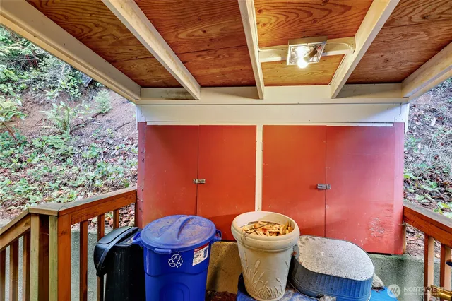 a backyard of a building with lots of plants and trees