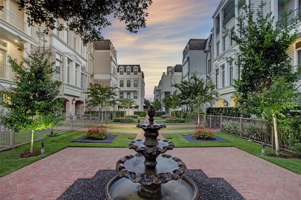 a view of a fountain in front of a building