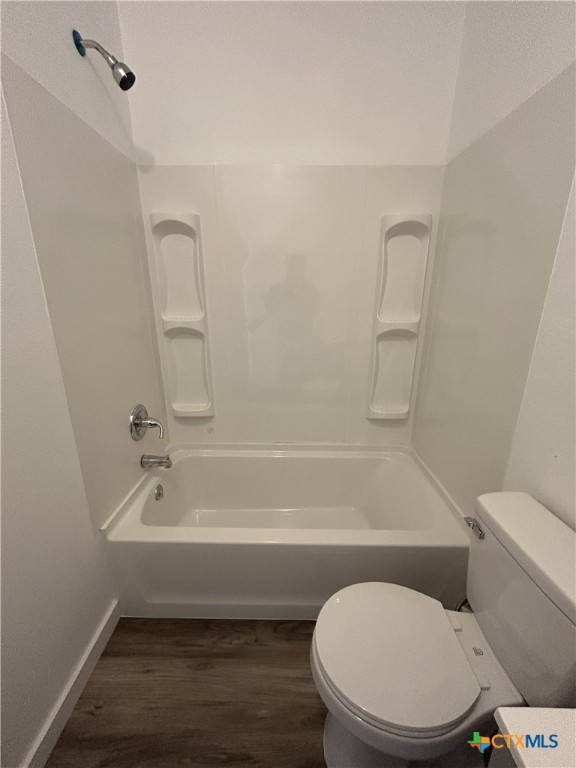 1017 West Nueces Street Victoria, TX 77901 - Photo 19 of 31 a bathroom with a toilet and a bathtub