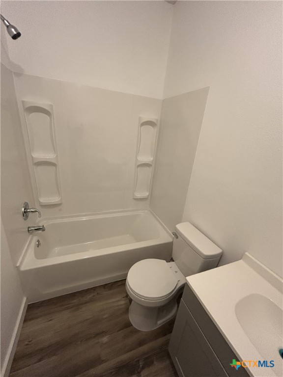 1017 West Nueces Street Victoria, TX 77901 - Photo 20 of 31 a bathroom with a toilet and a bathtub