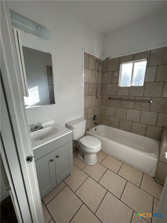 1017 West Nueces Street Victoria, TX 77901 - Photo 27 of 31 a bathroom with a sink a toilet and bathtub