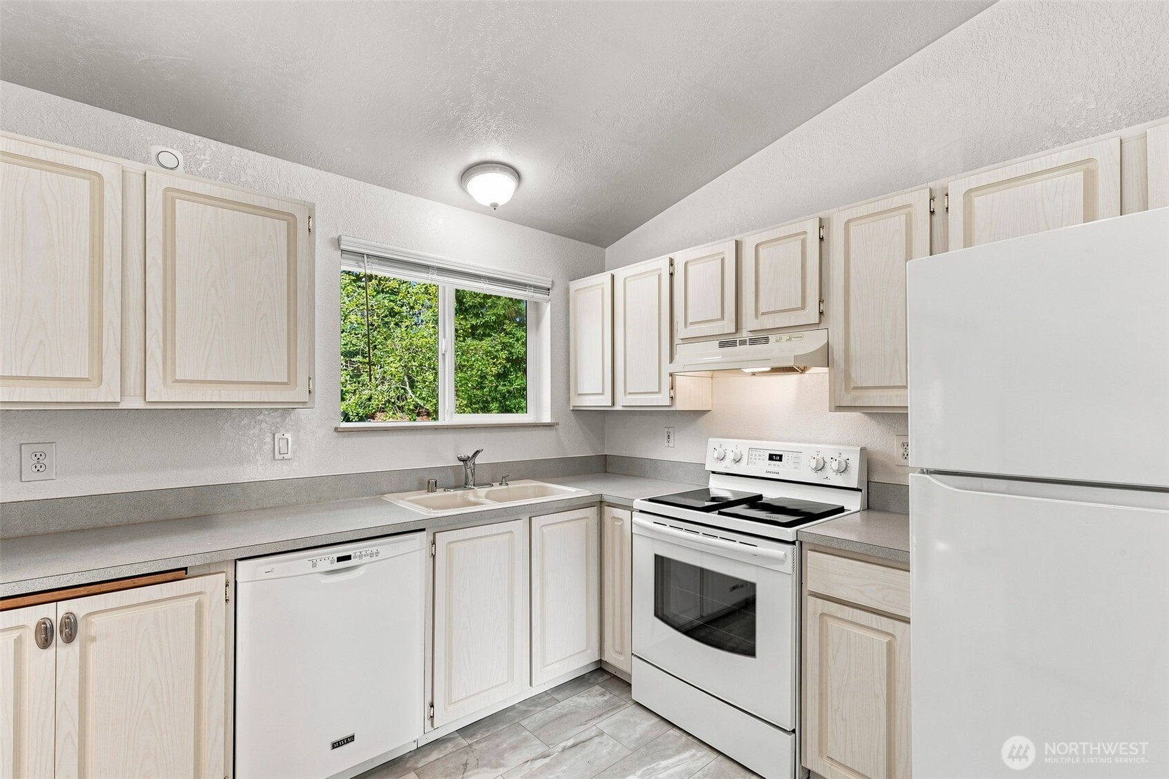 15328 Southeast 179th Street Renton, WA 98058 - Photo 9 of 25 Gallery Image 9