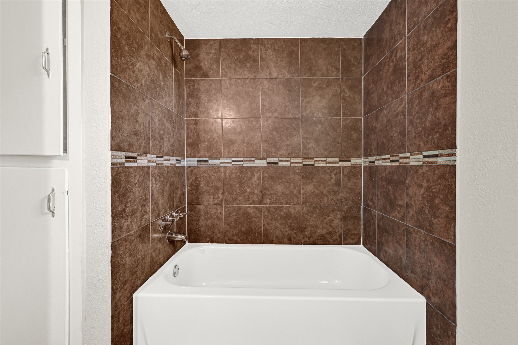 5007 Inverness Drive Baytown, TX 77521 - Photo 17 of 41 a bathroom with a bathtub