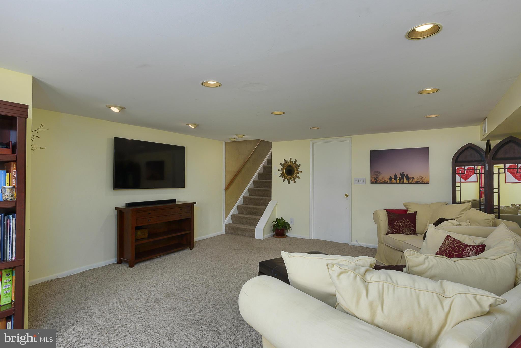 910 Grovehill Road Baltimore, MD 21227 - Photo 16 of 21 FAMILY ROOM