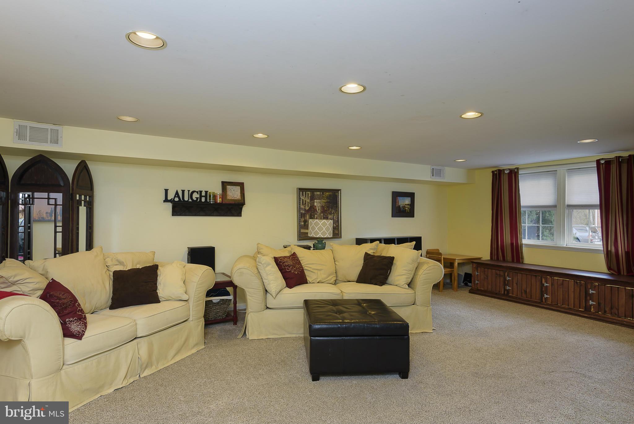 910 Grovehill Road Baltimore, MD 21227 - Photo 17 of 21 FAMILY ROOM