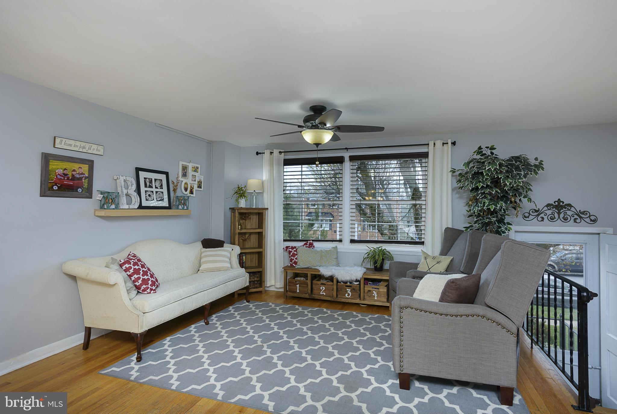 910 Grovehill Road Baltimore, MD 21227 - Photo 3 of 21 LIVING ROOM