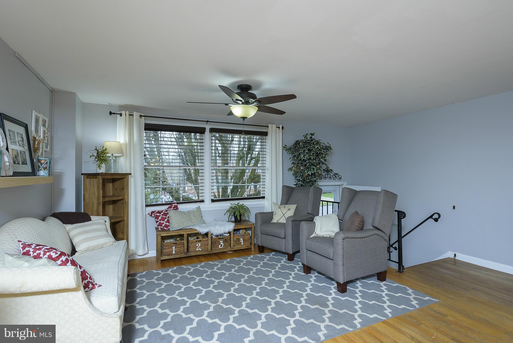910 Grovehill Road Baltimore, MD 21227 - Photo 4 of 21 LIVING ROOM