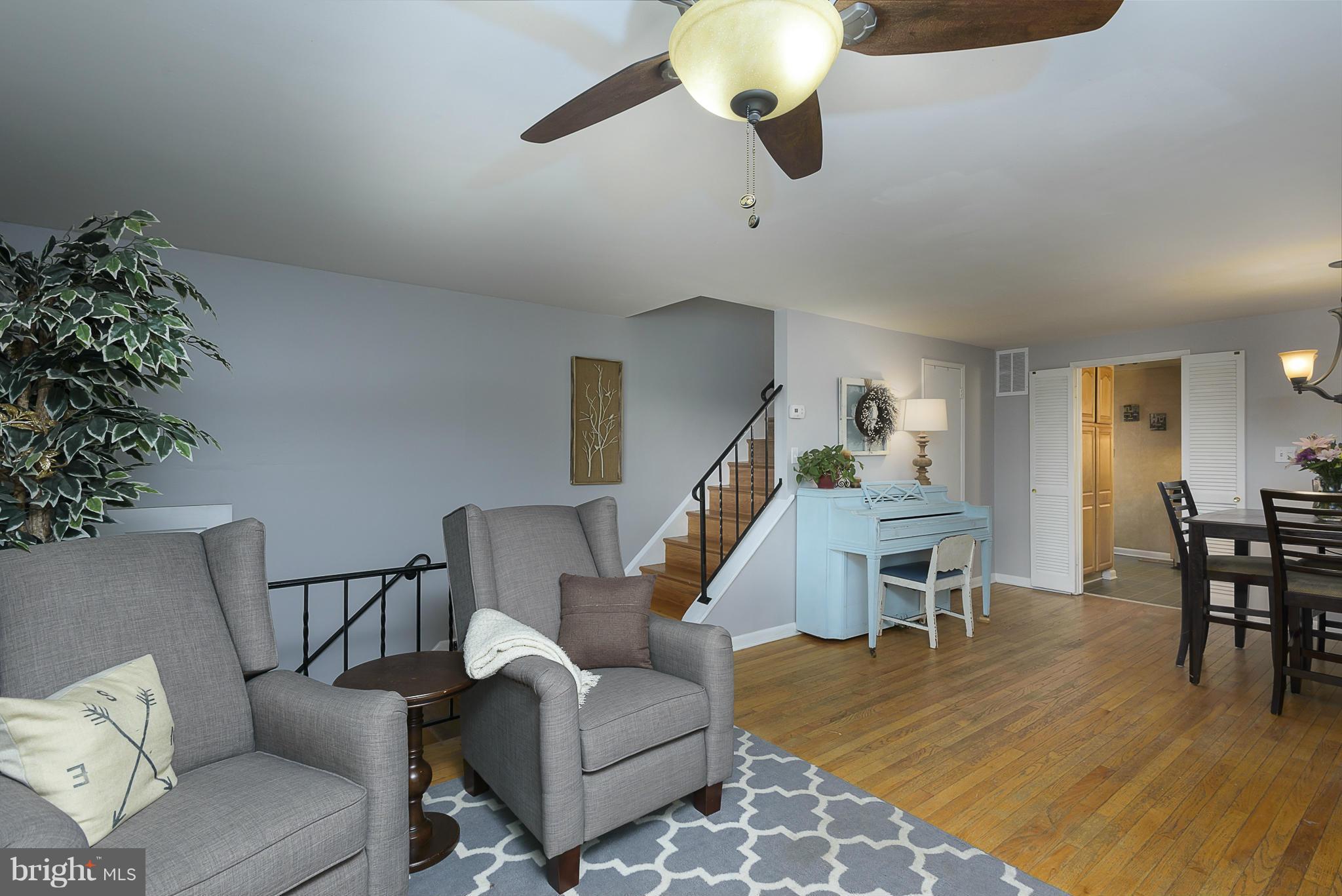 910 Grovehill Road Baltimore, MD 21227 - Photo 5 of 21 LIVING ROOM